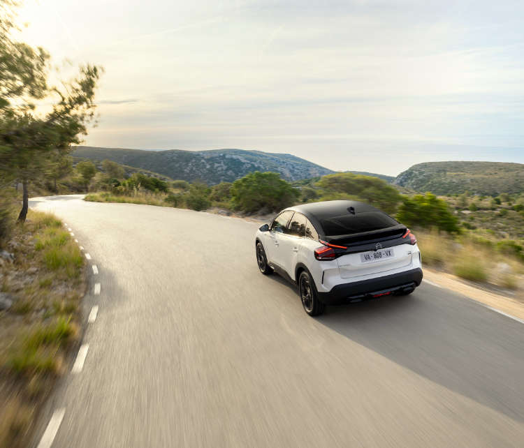 Citroën C4 X їде по трасі за містом