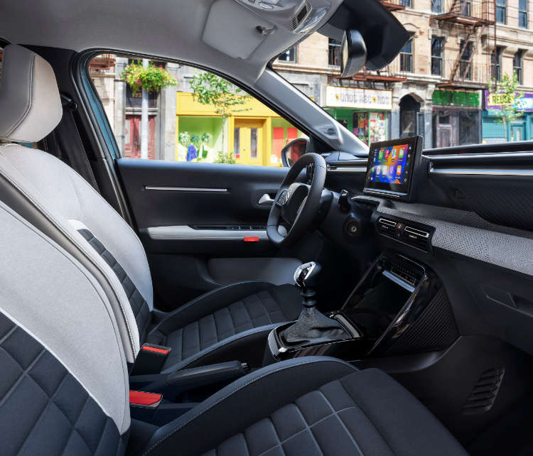 Передні сидіння у салоні Citroën C3