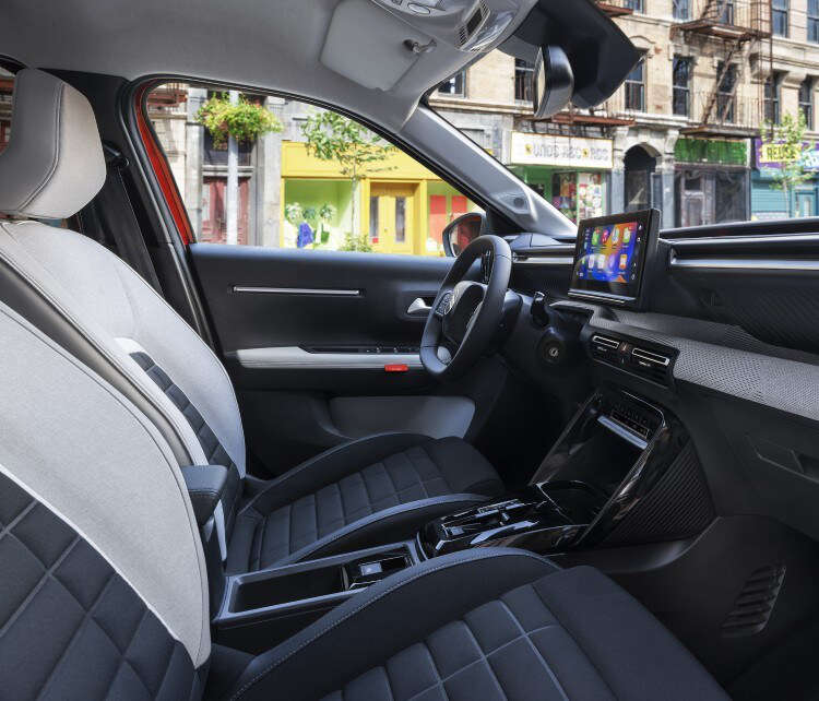 Салон Citroën ë-C3 з боку переднього пасажира