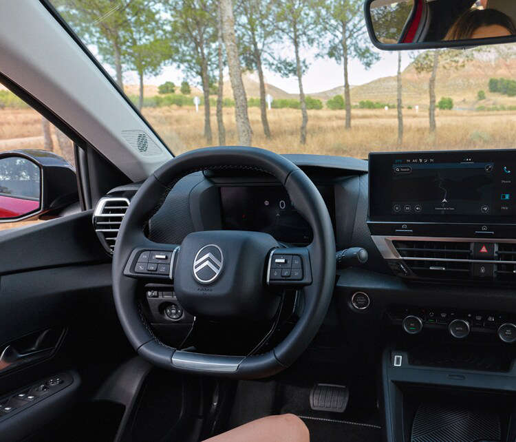 Кермо і екран панелі приладів у салоні Citroën C4