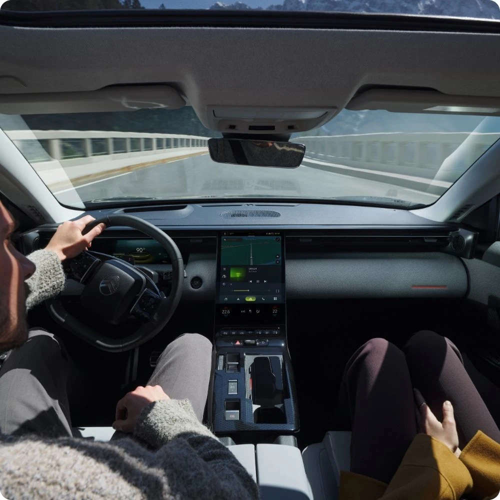 Місце водія і передня панель у салоні Citroën C5 Aicross