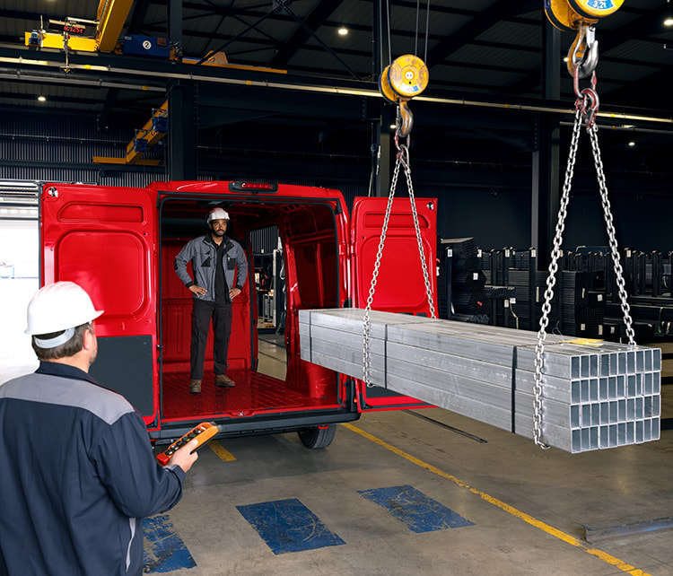 Новий фургон Citroën Jumper в ангарі під час завантаження